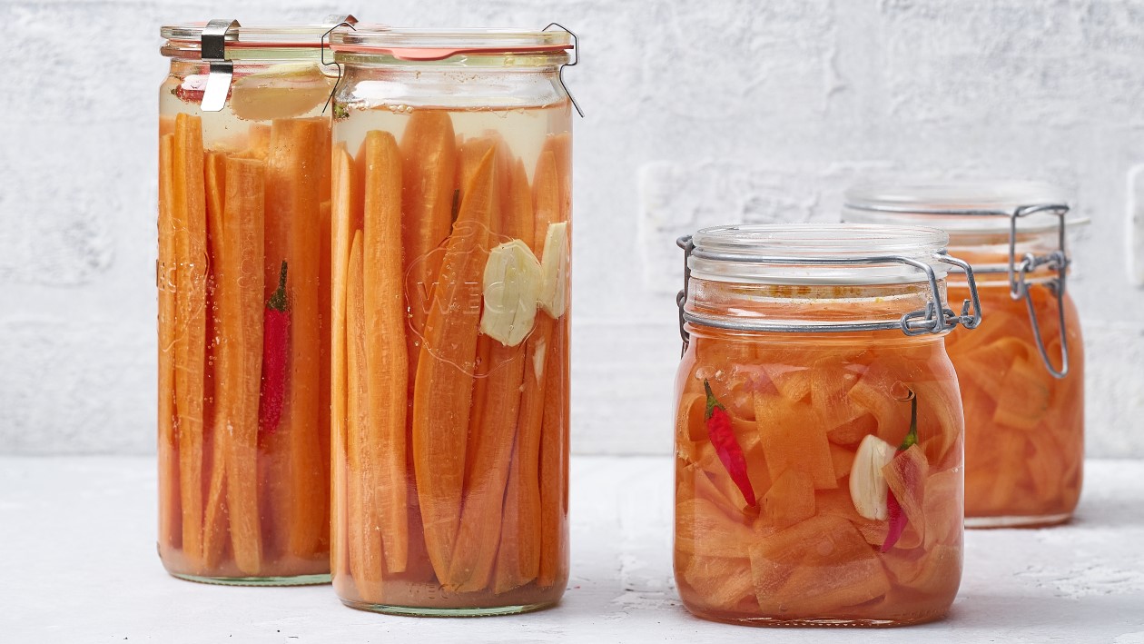 Sauer eingelegte Karotten als Beilage oder Snack: