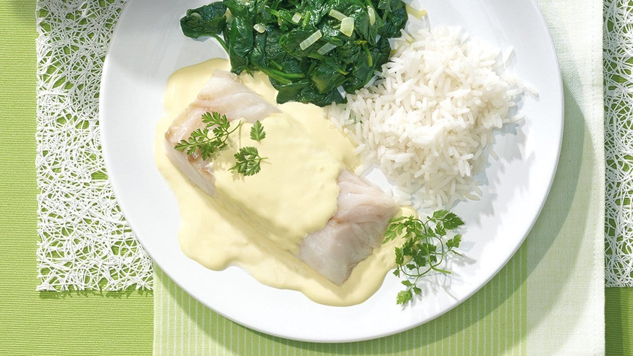 Kabeljaufilet auf Blattspinat mit Sauce Hollandaise und Reis
