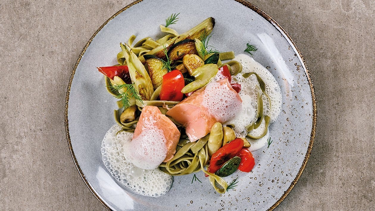 Pochiertes Lachsfilet mit Gemüse und Tagliatelle Verde