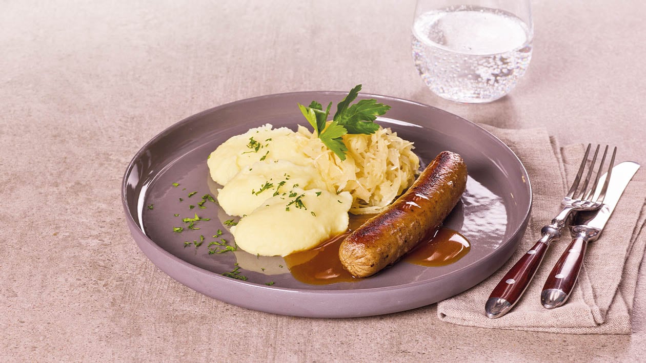 Bratwurst und Sauerkohl wieder in Form gebracht, mit Sauce und Püree