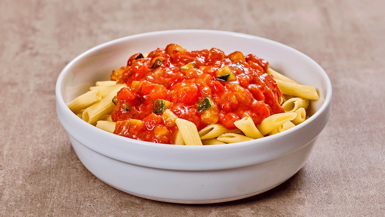 Ein leckeres Tomaten-Gemüse-Ragout mit al dente Penne