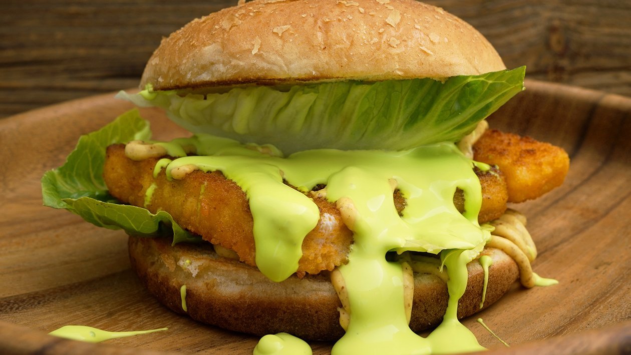 Fischstäbchen Burger mit Hollandaise im Kartoffelbrötchen