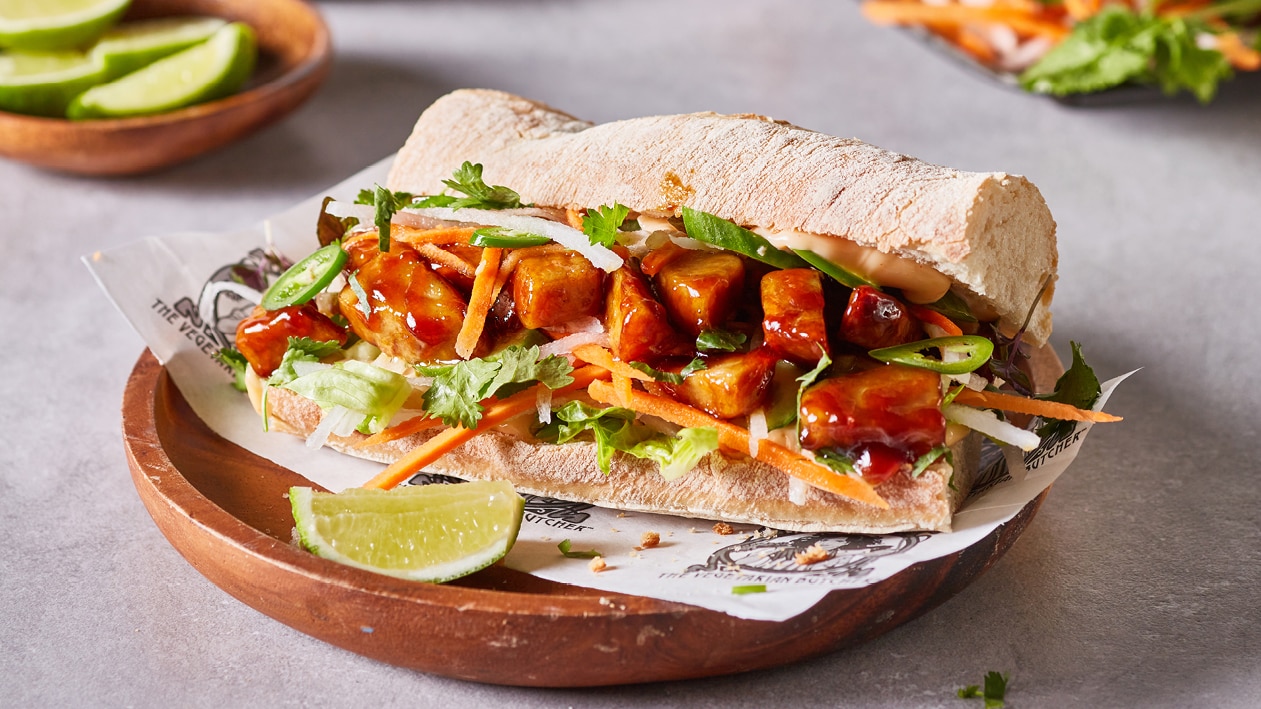 Banh Mi Sandwich mit glasierten NoChicken Fillet Slices – Banh Mi Sandwich mit glasierten NoChicken Fillet Slices –