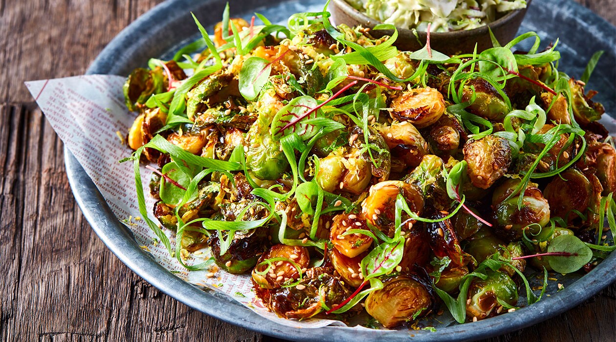 Geschwärzter Rosenkohl mit rauchiger Gochujang-Glasur – Geschwärzter Rosenkohl mit rauchiger Gochujang-Glasur –