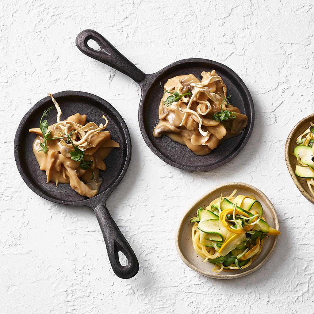 Pflanzliches Ge-schnetzeltes mit Zucchini- Nudel Pflanzliches Ge-schnetzeltes mit Zucchini- Nudel