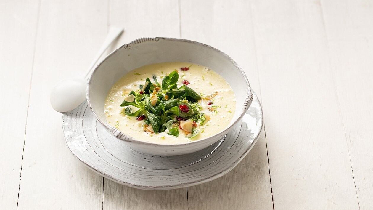 Kartoffelsuppe mit Feldsalat und Mandeln –  