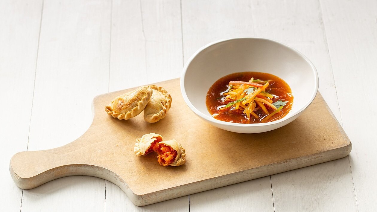 Krautsuppe mit Tomaten und mit Gemüse gefüllten Empanadas –  