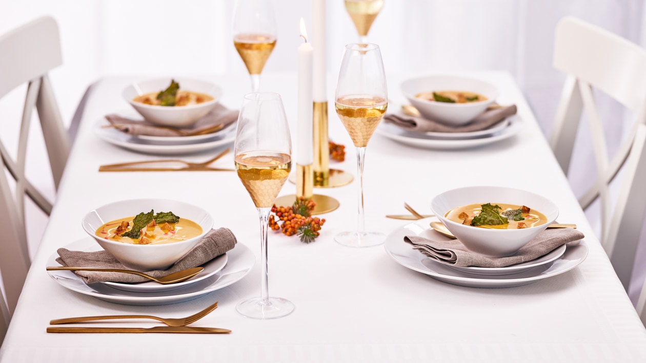 Hokkaido – Mispel Suppe mit Schwarzkohlchips – Hokkaido – Mispel Suppe mit Schwarzkohlchips –