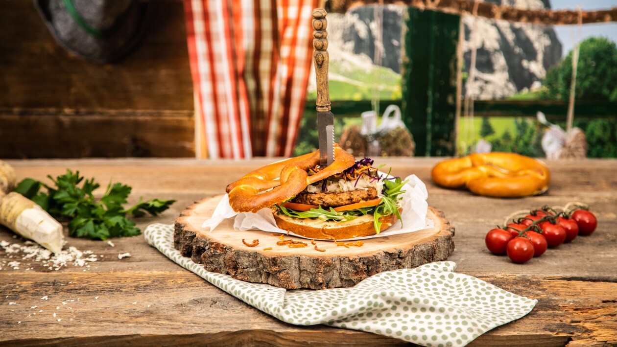 No Beef Brezel Burger mit Kraut und Röstzwiebel – No Beef Brezel Burger mit Kraut und Röstzwiebel –