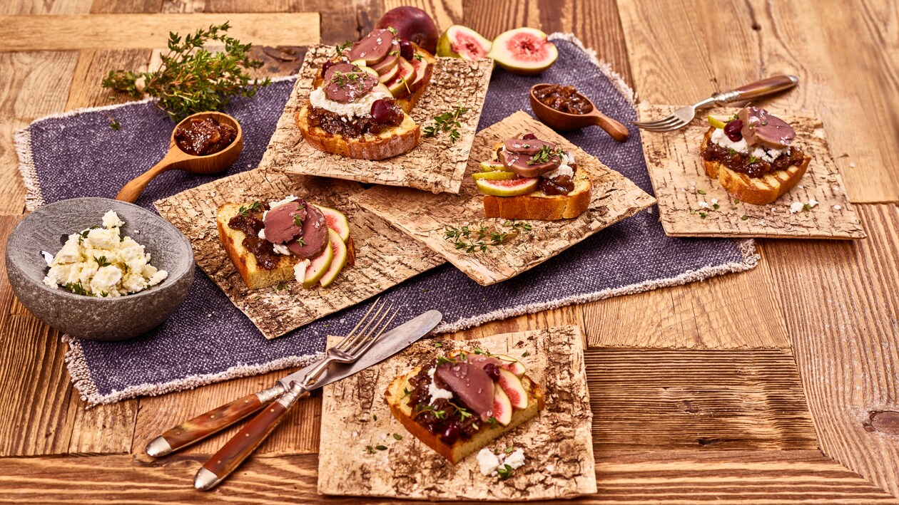Entenmagen Bruschetta mit Feigenjam und Manouri Entenmagen Bruschetta mit Feigenjam und Manouri