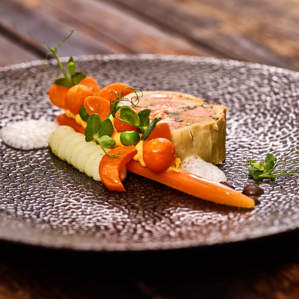 Süßkartoffel Strudel mit Karotte, Kürbiscreme und Gemüsesauce Süßkartoffel Strudel mit Karotte, Kürbiscreme und Gemüsesauce