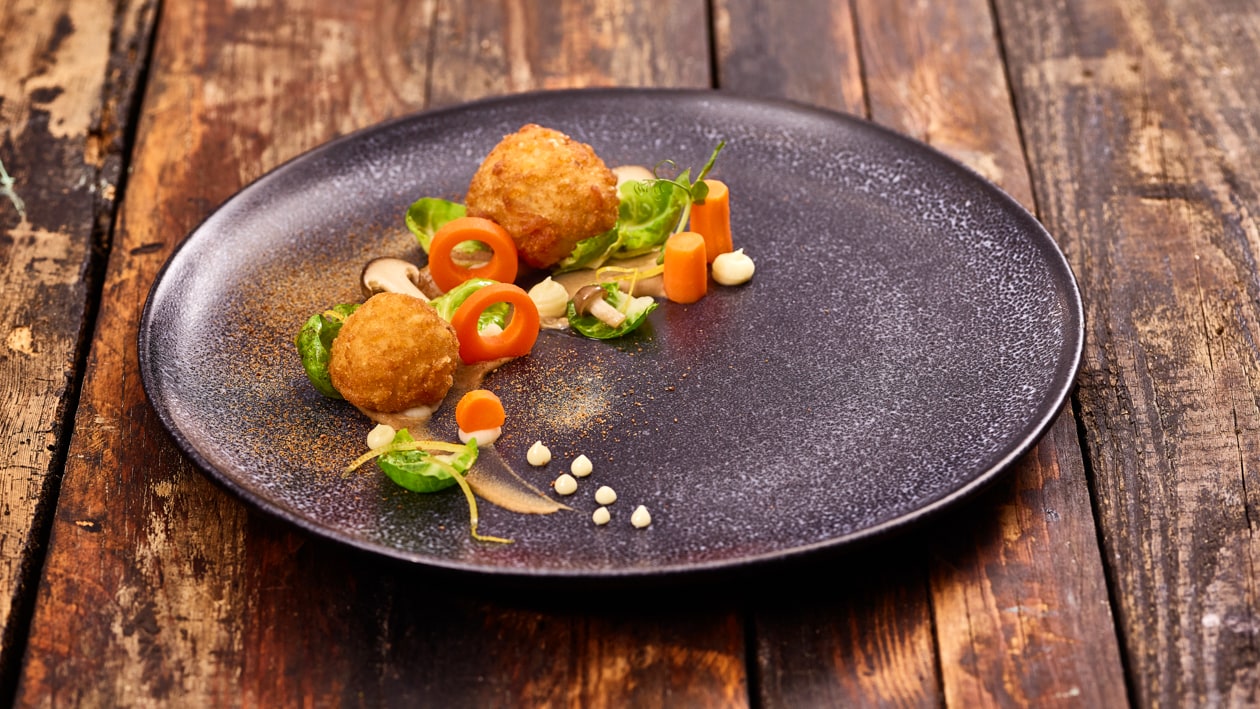 Vegane Arancini mit Pilzpüree und Kohlsprossen Salat –  