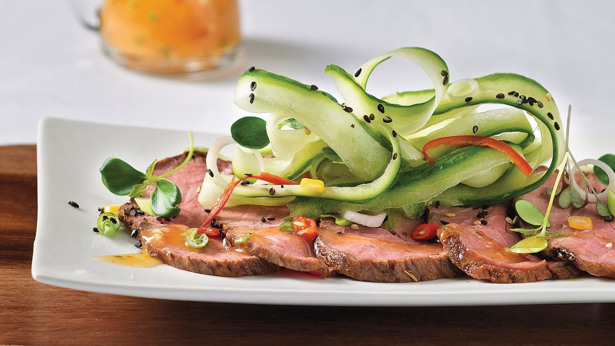 Asiatischer Rindsfleisch-Salat mit Sprossen und Gurken –  