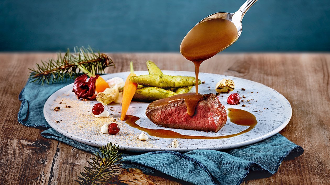 Hirschschulter - Sous Vide gegart, Sellerie-Sumach Püree, Fichtenschupfnudel und Wacholderkrokant –  