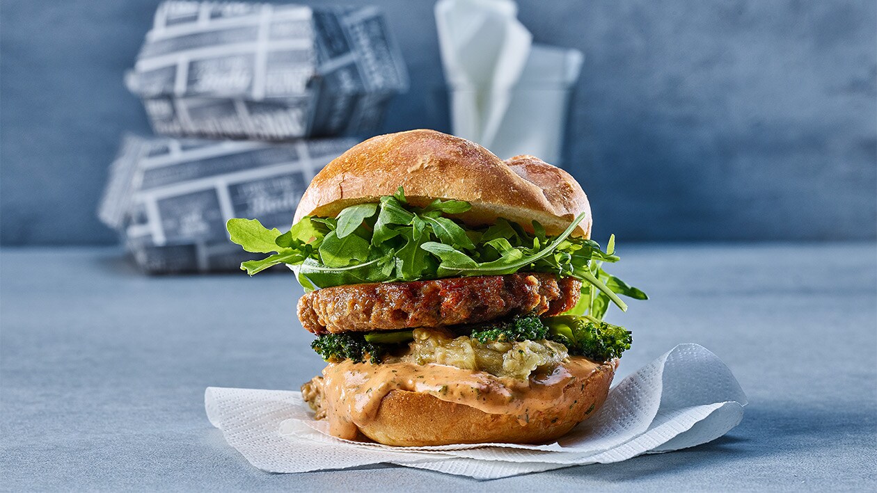 Burger mit Gemüse und Harissa-Veganese, vegan und scharf