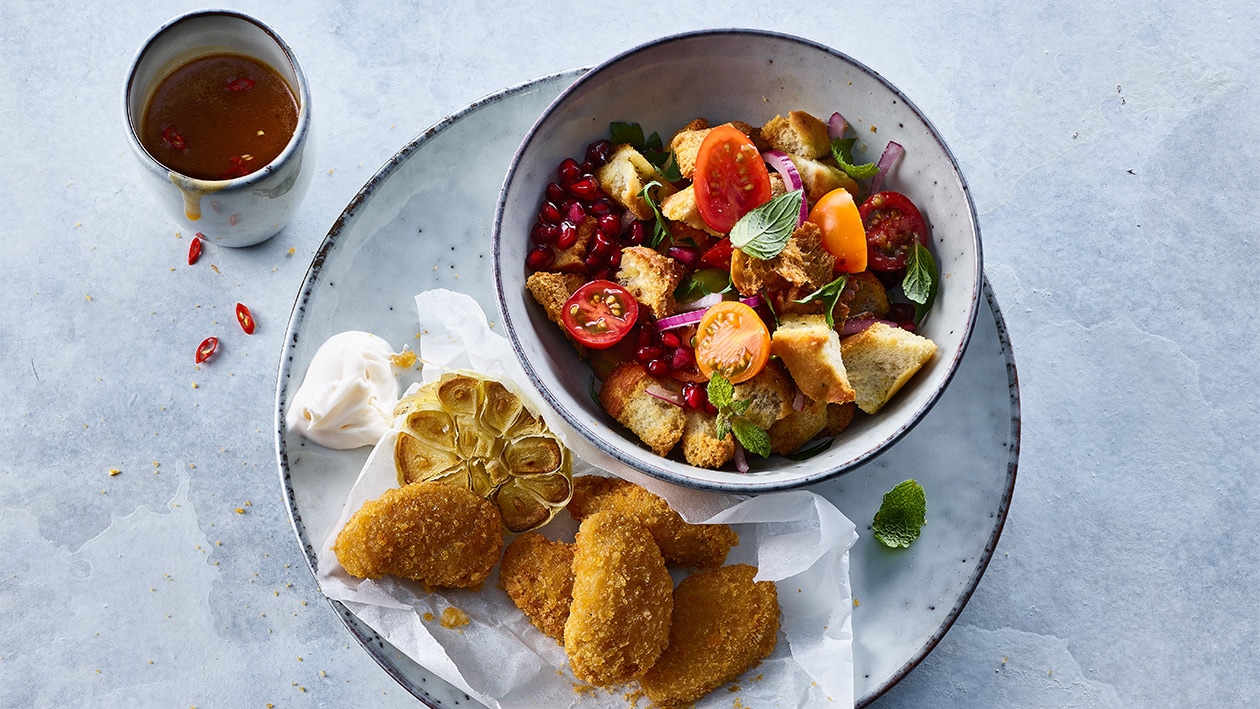 Tomaten-Brot-Granatapfelsalat mit No Chicken Nuggets –  