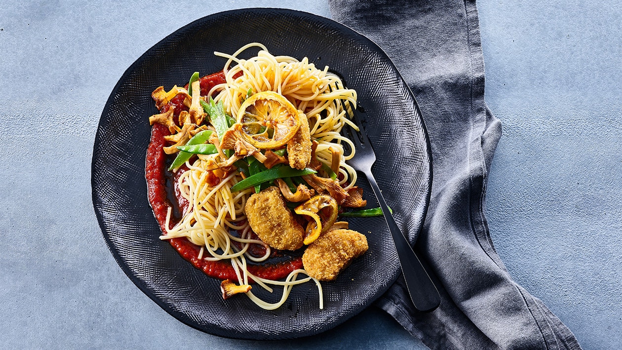 Zitronenspaghetti mit Pfifferlingen, Tomatensauce und No Chicken Nuggets Zitronenspaghetti mit Pfifferlingen, Tomatensauce und No Chicken Nuggets