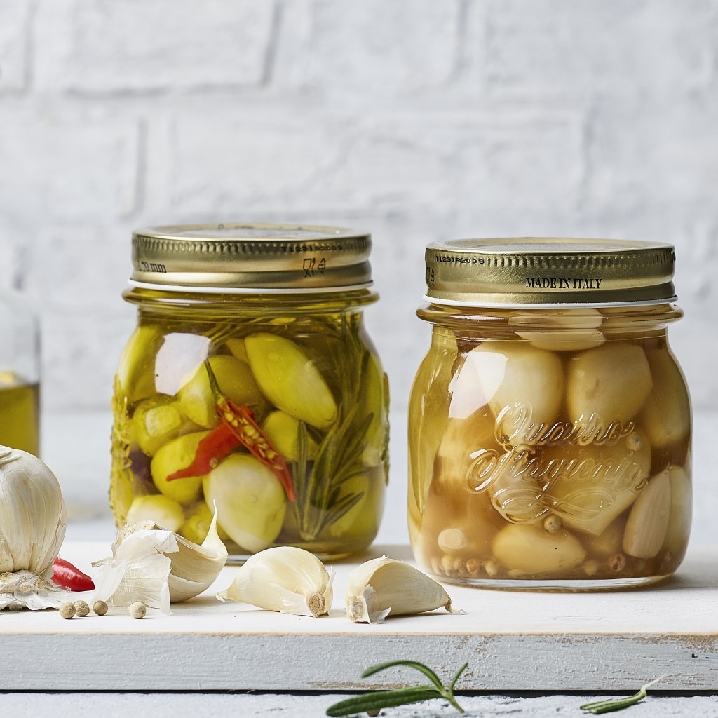 Knoblauch eingelegt in Öl Knoblauch eingelegt in Öl