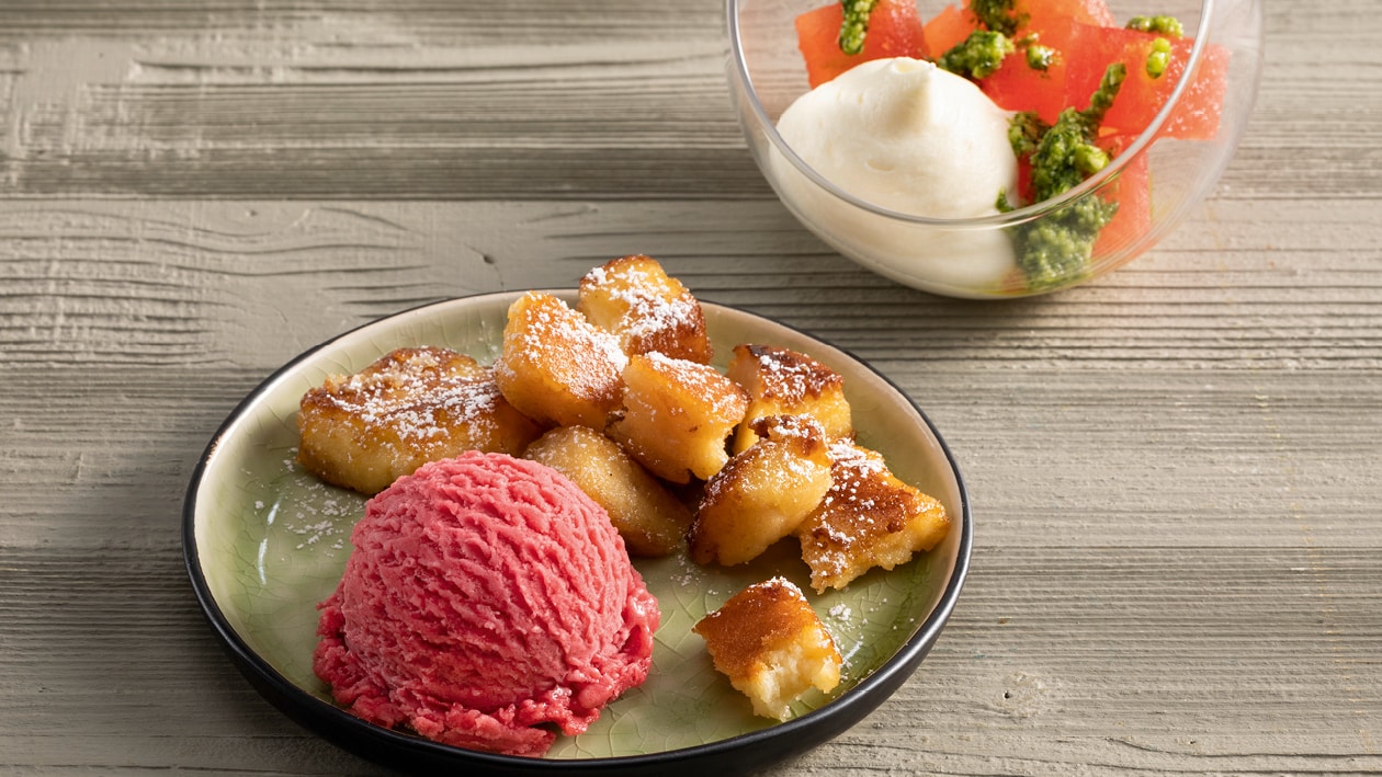 Gerissener Pfannkuchen mit Himbeer Sorbet, Wassermelone mit Pesto und Vanillecreme –  