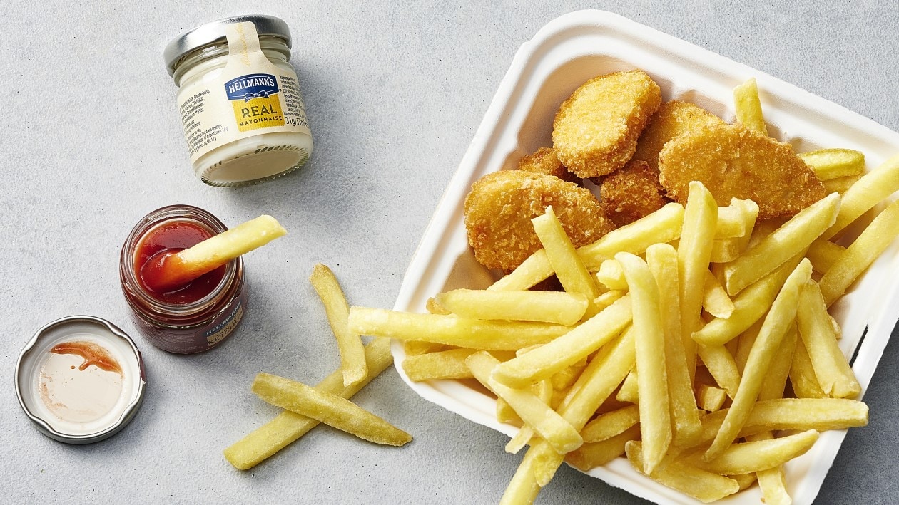 Vegane  Nuggets, Pommes Frittes, Ketchup und Mayonnaise –  