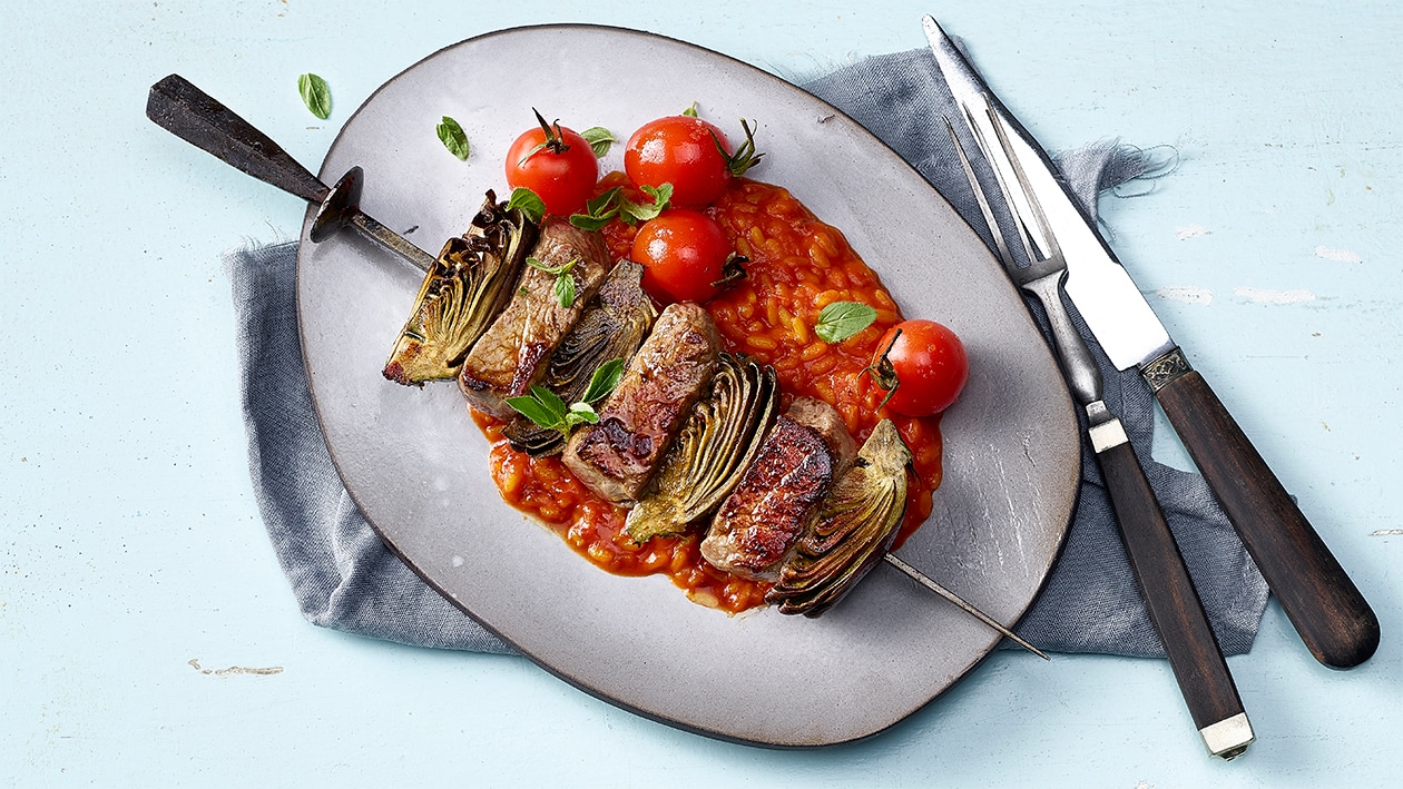 Tomaten-Risotto mit Safran und Rinds-Artischocken-Spieschen –  