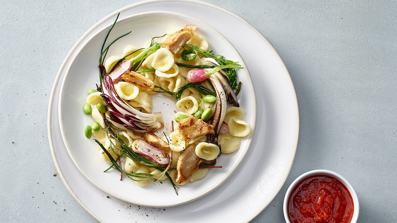 Sautierte Vegane Chunks mit scharfer Tomatensauce Orecchiette und gebratenem Gemüse –  
