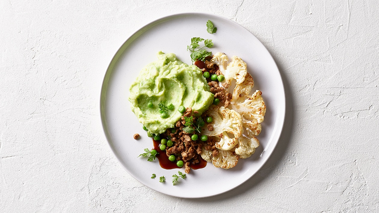 Veganes Gehacktes mit Erbsen- Kartoffelpüree und gebratenem Blumenkohl –  