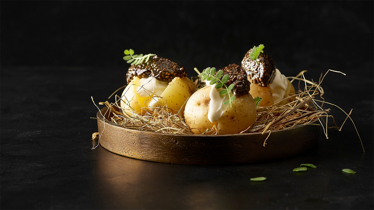 Veganer Kaviar mit Kartoffel und Sauerrahm auf Heubeet –  