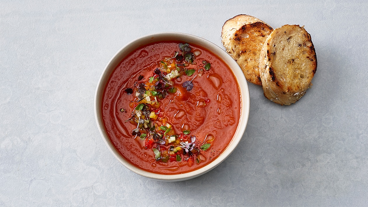 Gazpacho mit Knoblauchbrot –  