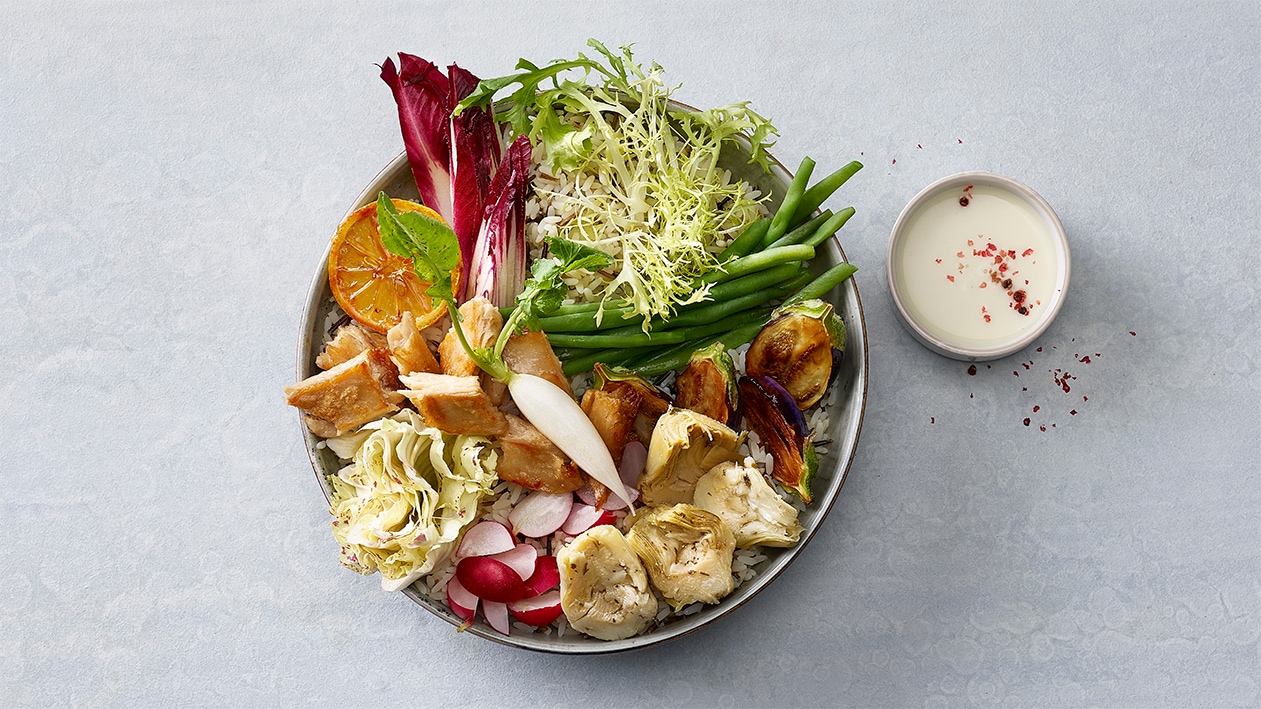 Sommerliche Salatbowl mit knusprigen Chunks –  