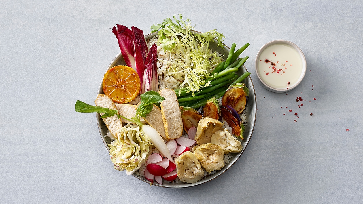 Sommerliche Salatbowl mit veganen Filet-Streifen –  