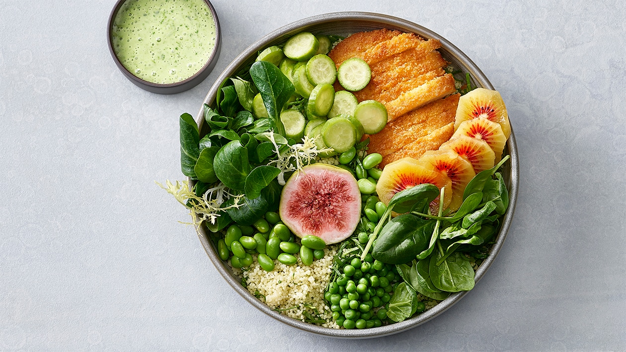 Green-Bowl mit Spinat, Crispy-Burger-Streifen und veganem Kräuterdressing –  