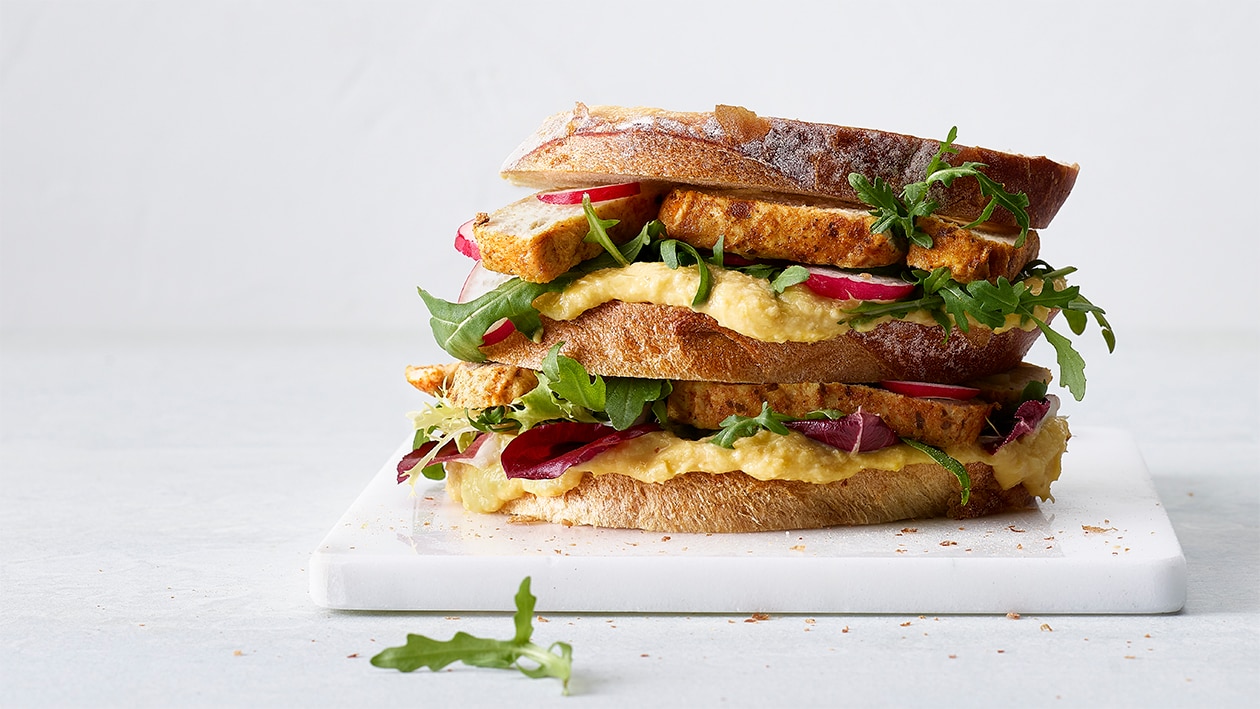 Double-Sandwich mit Maiscreme und veganen Filet-Streifen –  