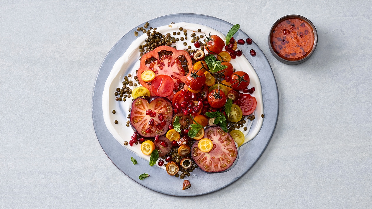 Orientalischer Tomaten-Linsensalat auf Burrata-Creme –  