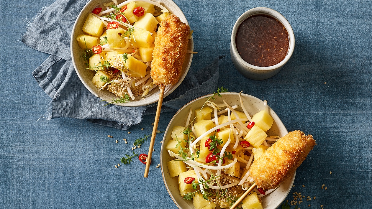 Ananas-Sojasprossen-Salat mit knusprigem Hühnchenspiess und Sesam-Soja-Vinaigrette –  