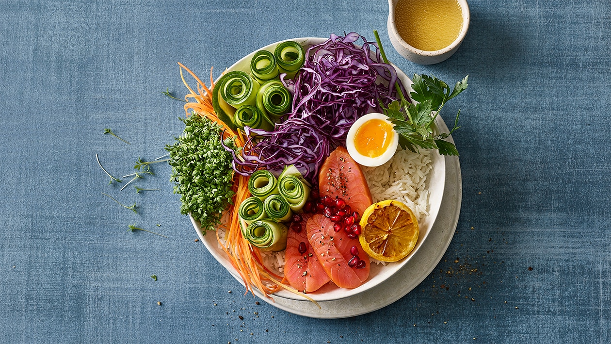 Summer Rainbow-Bowl mit geräuchertem Lachs und Zitrus-Vinaigrette –  