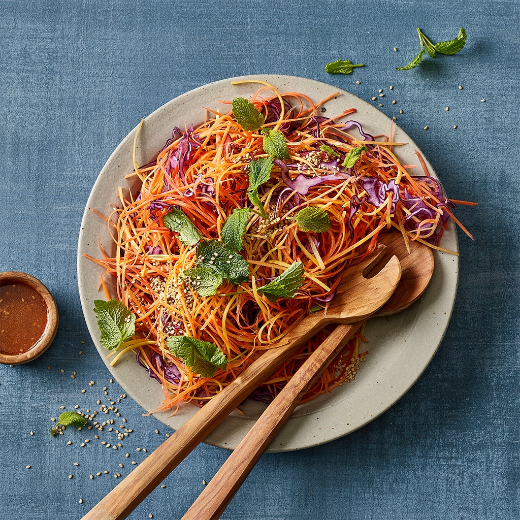 Karotten-Rotkohlsalat mit Sesam-Soja-Vinaigrette Karotten-Rotkohlsalat mit Sesam-Soja-Vinaigrette