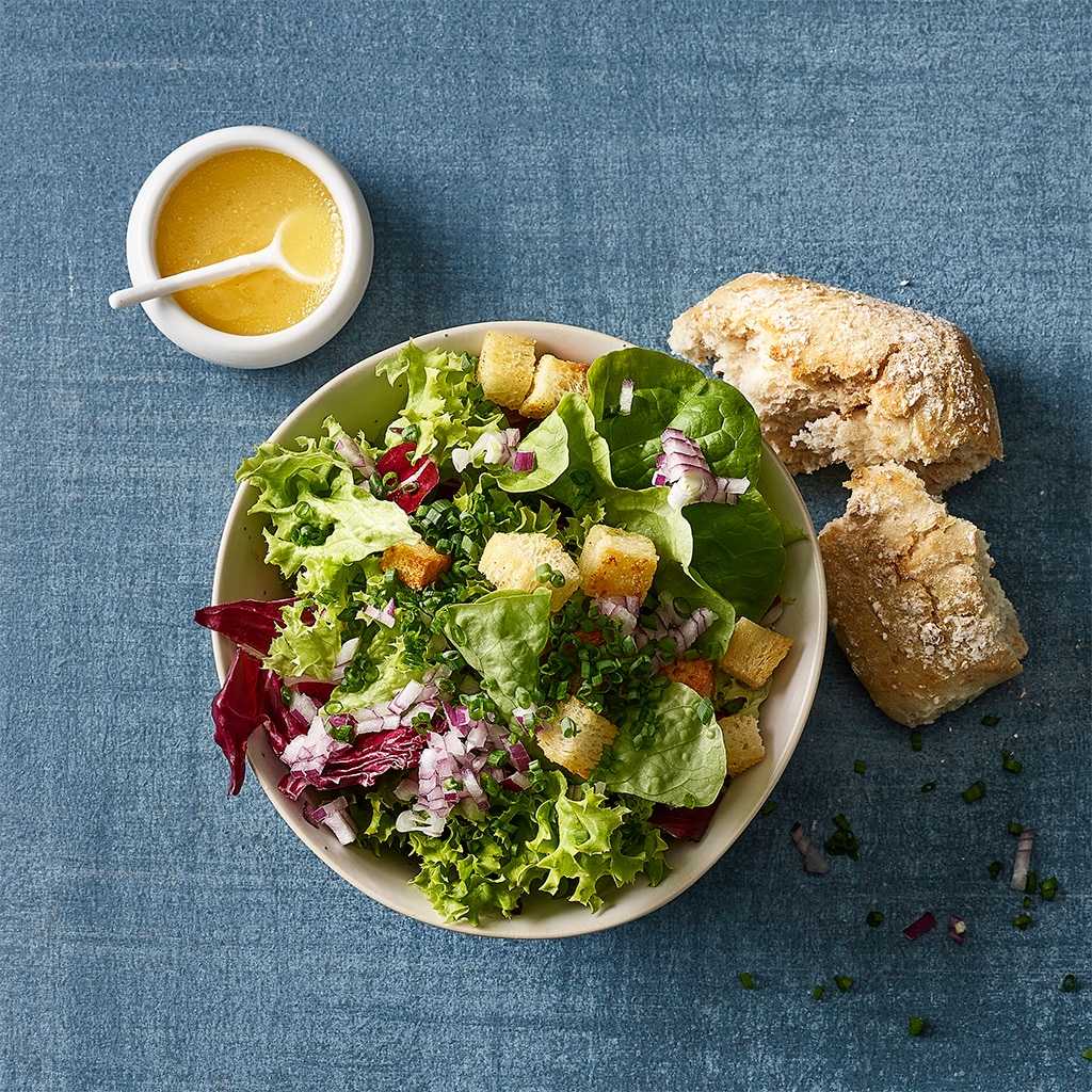 Gefüllte, karamellisierte Aprikosen mit Blattsalat