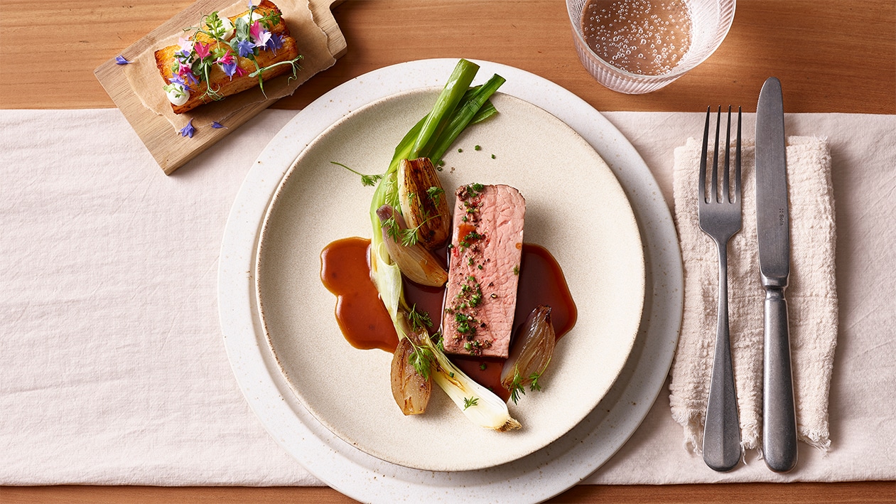 Rosa gebratene Rinderhuft mit Jungzwiebel und Rotweinsauce –  