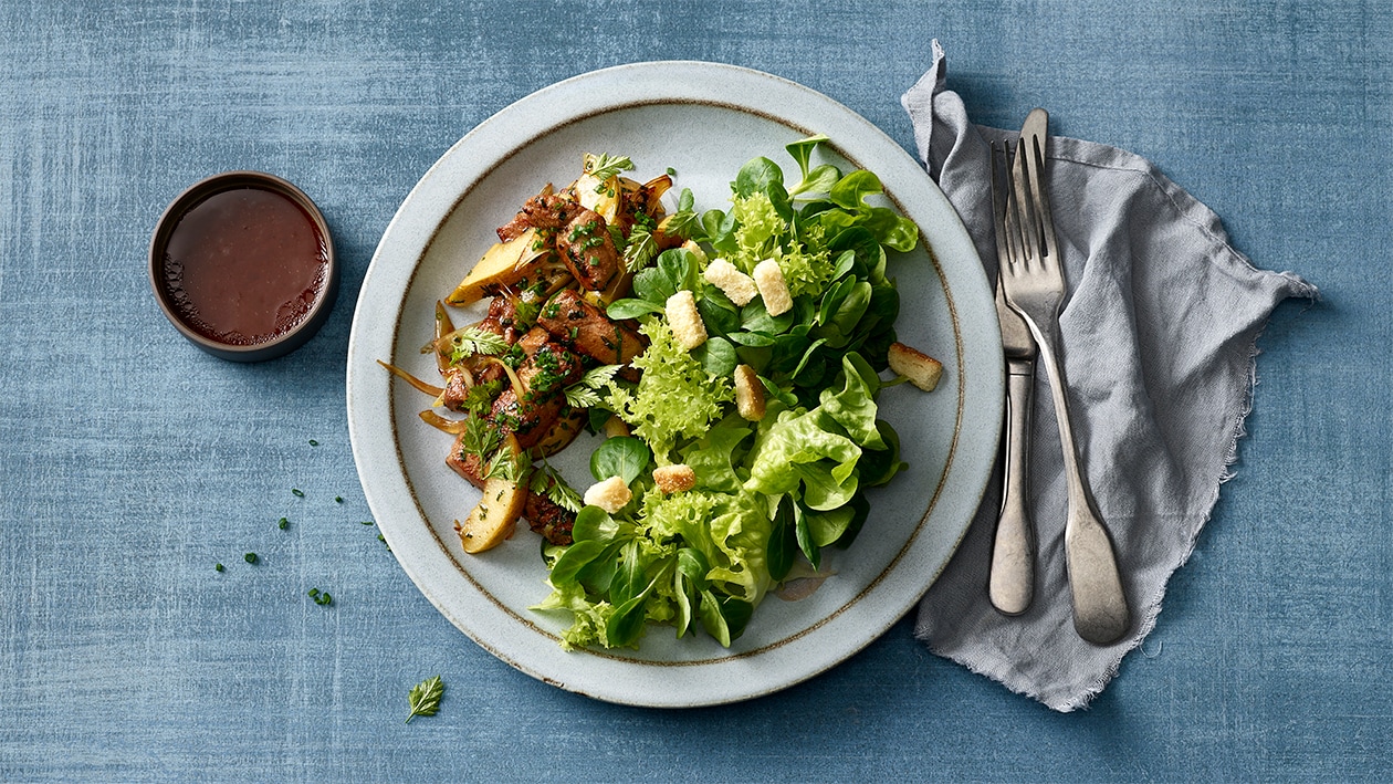 Kalbsleber mit grünem Blattsalat und Schalotten-Vinaigrette –  