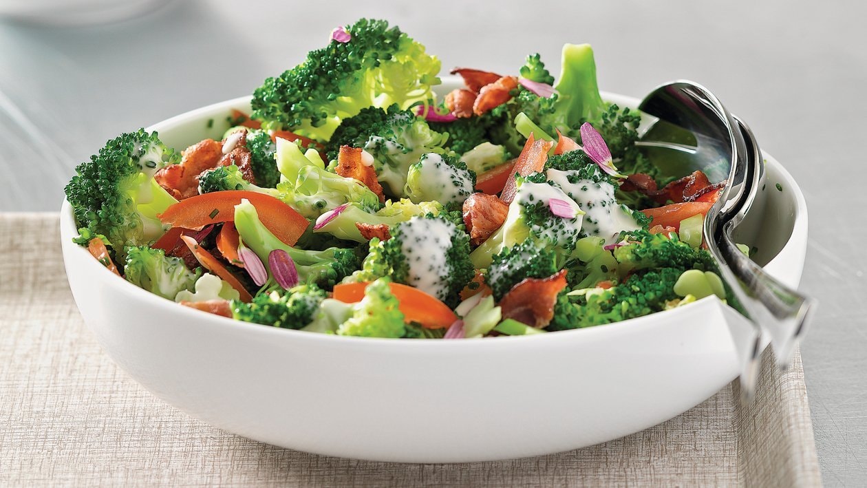 Broccoli-Salat mit Tomaten und Knusper-Speck mit French Dressing –  