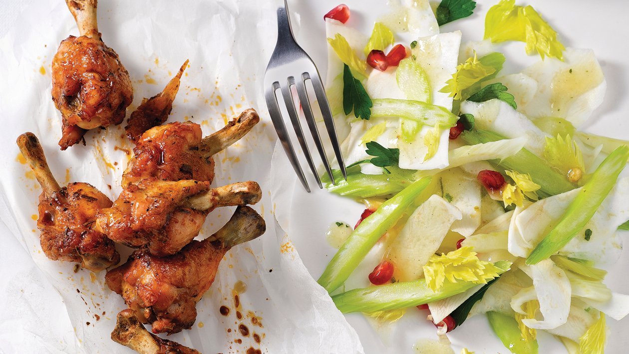 Herbstsalat mit Granatapfelkernen mit Chicken Wings –  