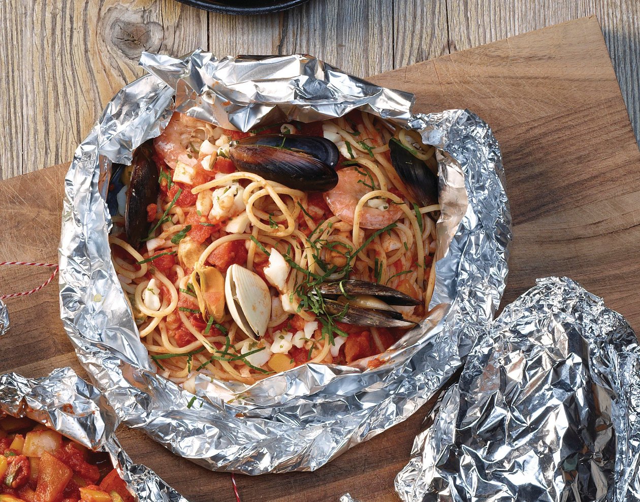 Spaghetti mit Meeresfrüchten "en papilotte" –  