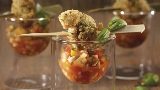 Knusprige Pouletwürfel auf süss-saurem Ratatouille Knusprige Pouletwürfel auf süss-saurem Ratatouille