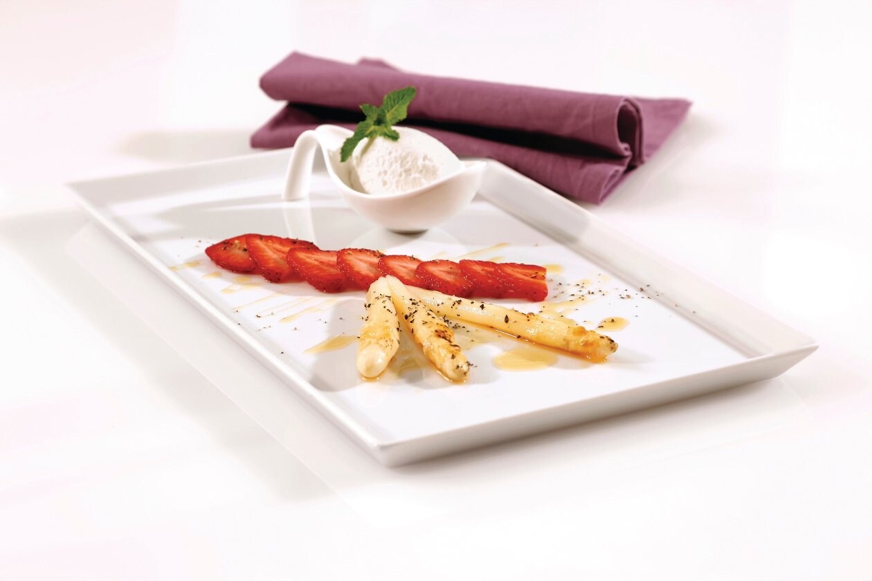 Joghurtmousse mit karamellisiertem weissen Spargel Joghurtmousse mit karamellisiertem weissen Spargel