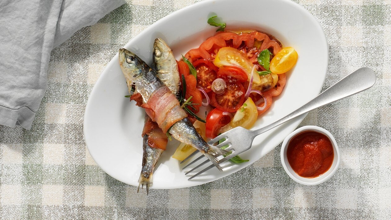 Frittierte Sardinen mit Tomatensalsa und Salat –  