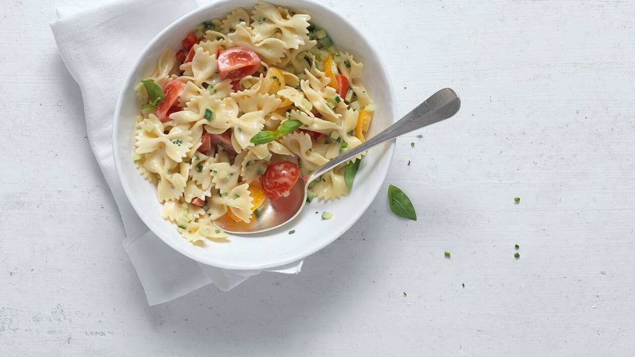 Mediterraner Nudelsalat mit feinem Gemüse – Mediterraner Nudelsalat mit feinem Gemüse –