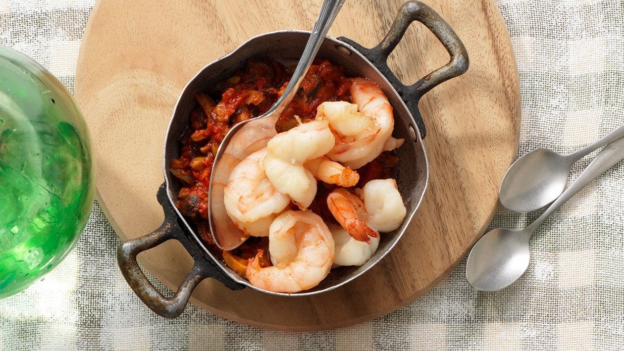 Delikate Riesengarnelen mit Tomaten-Oliven-Sauce genießen