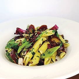 Penne mit Wildkräuter-Zitronenpesto, Stangenbohnen, violetten Möhren und schwarzen Linsen Penne mit Wildkräuter-Zitronenpesto, Stangenbohnen, violetten Möhren und schwarzen Linsen