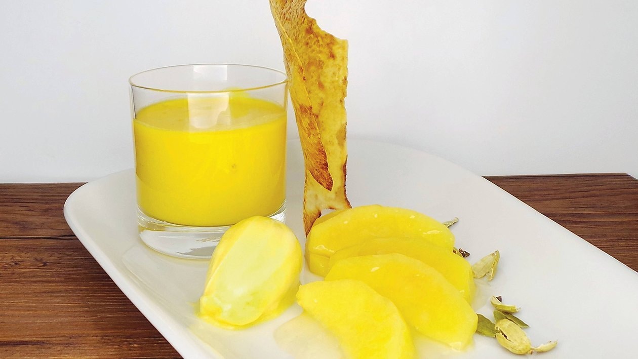 Quittenkompott und Passionsfruchteis dazu "falsches Mango Lassi" garniert mit Strudelteig –  